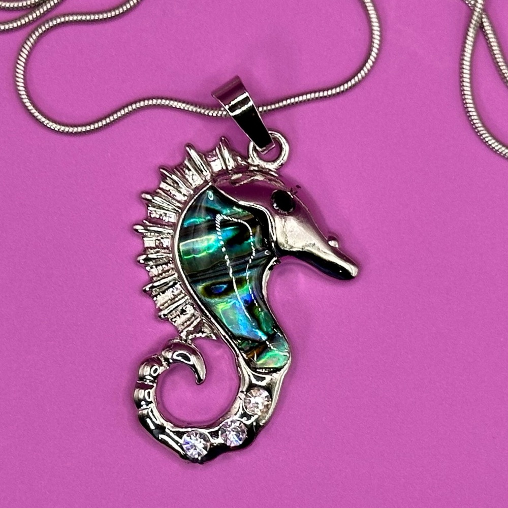 Beautiful Natural Shell Sea Horse Pendant w/crystals in eyes and tail 24” chain